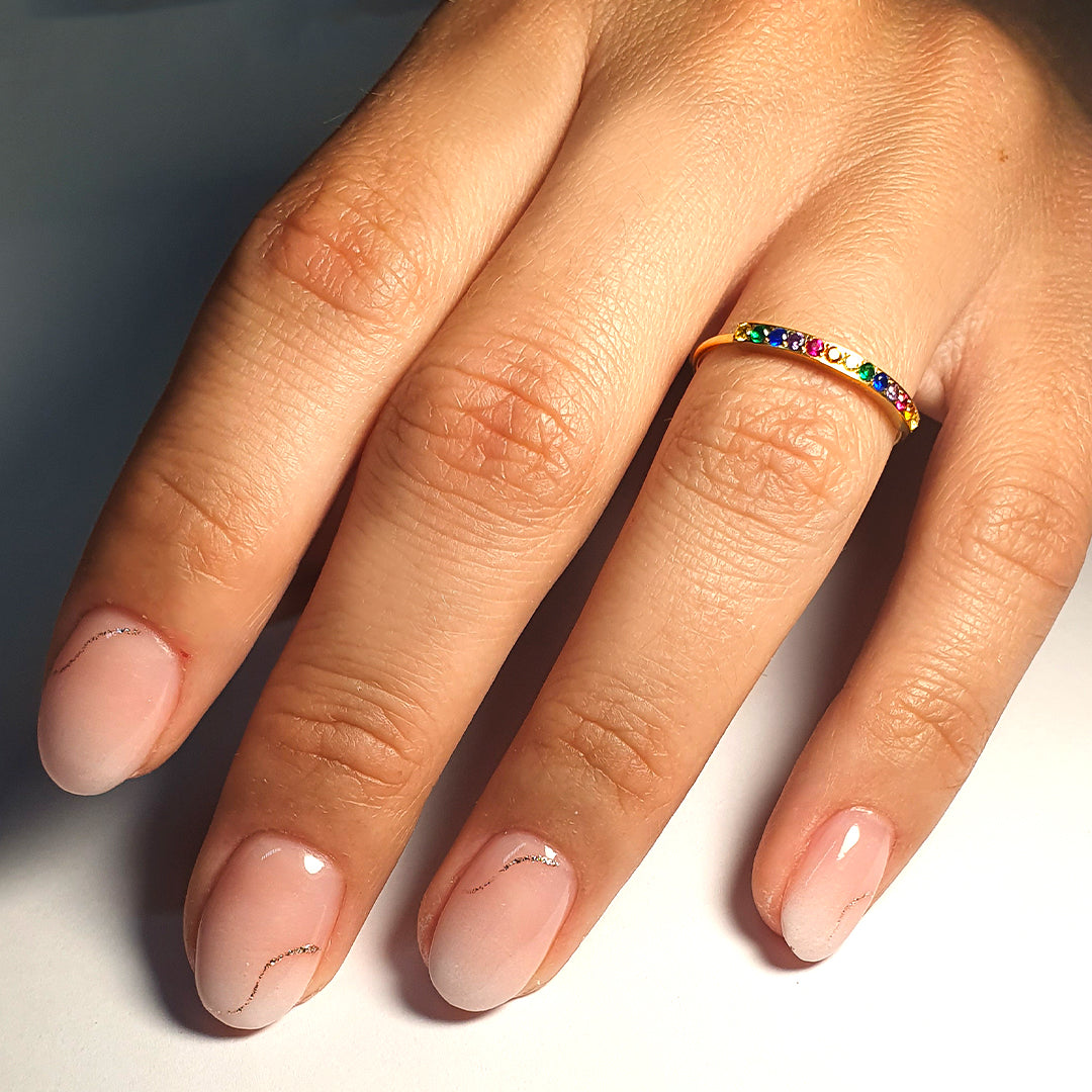 Anello dorato con pietre colorate