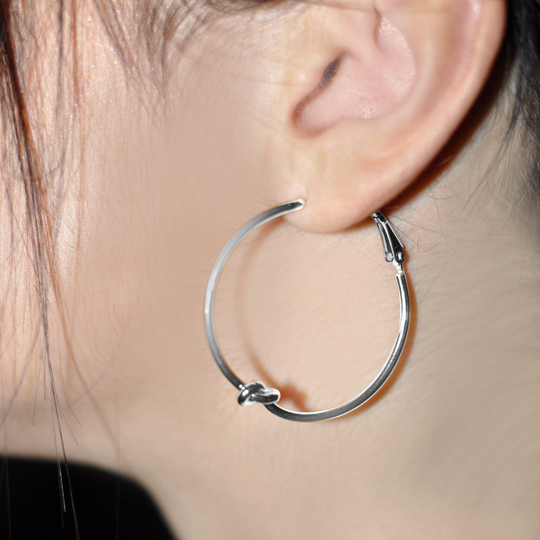 Orecchini a cerchio con nodo color argento