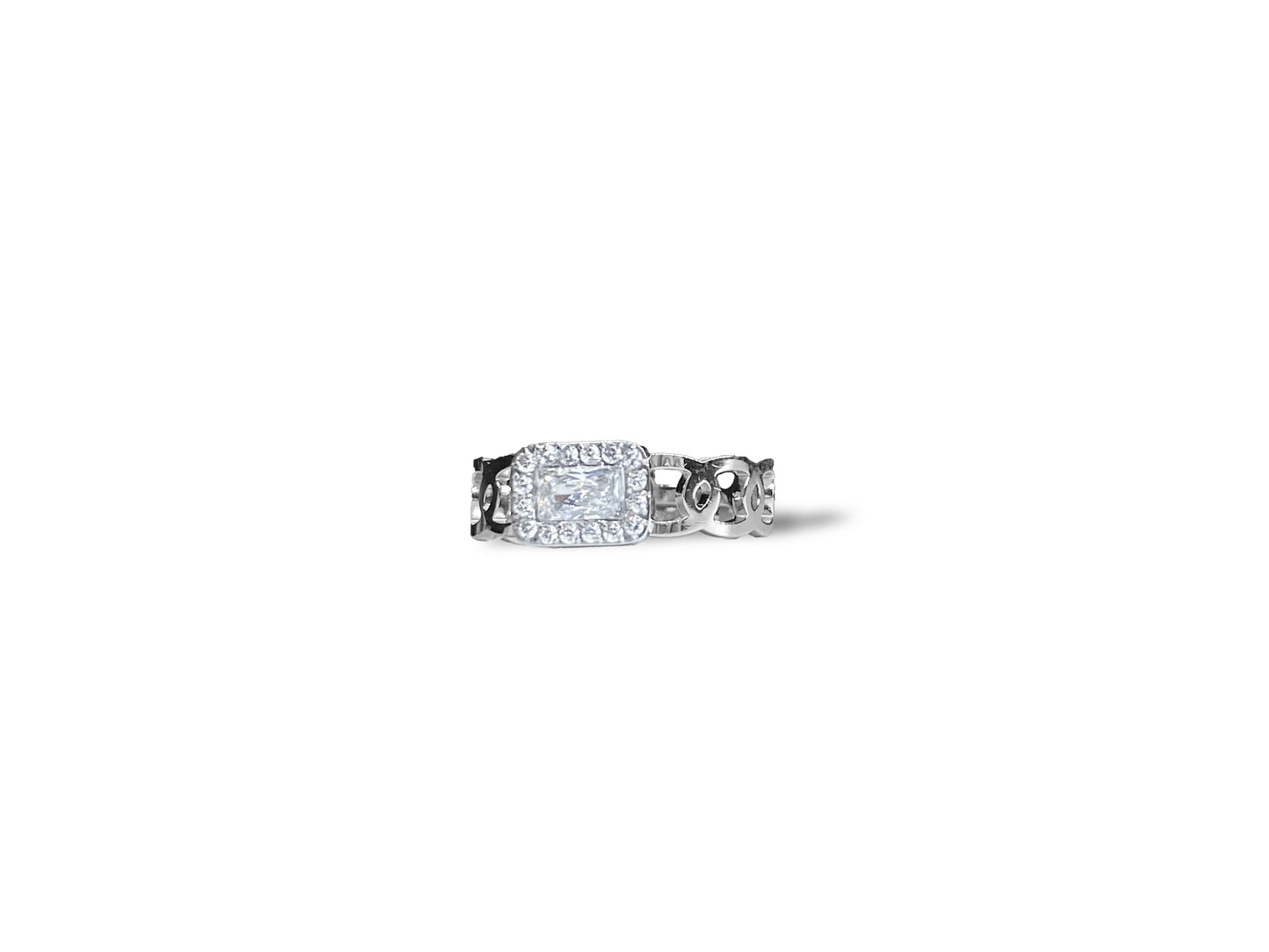 Anello color argento con pietra brillante rettangolare
