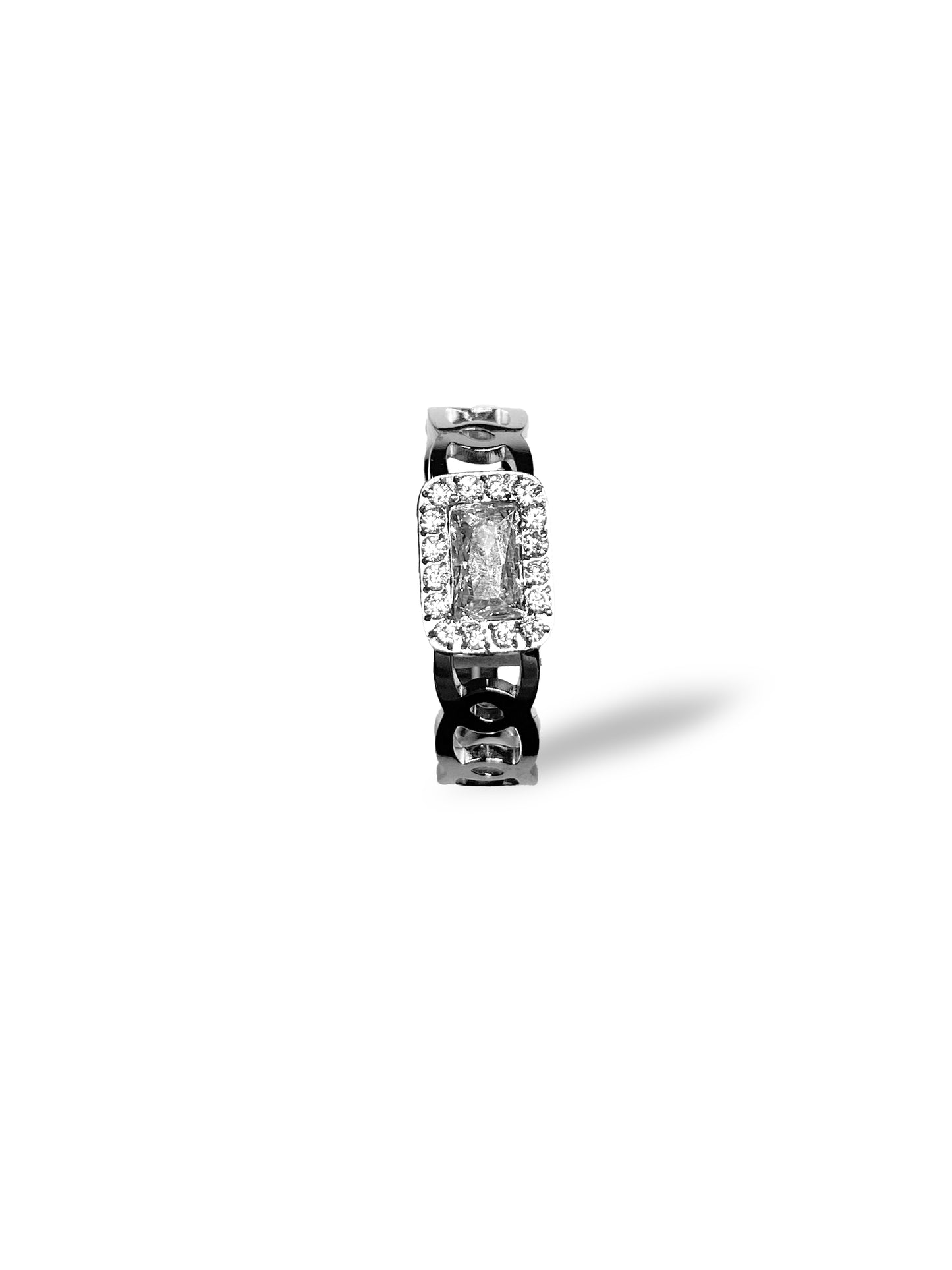 Anello color argento con pietra brillante rettangolare