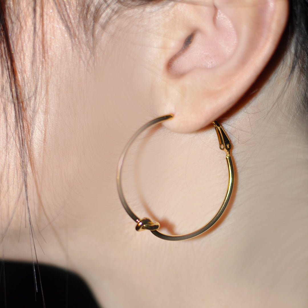 Orecchini a cerchio con nodo color oro