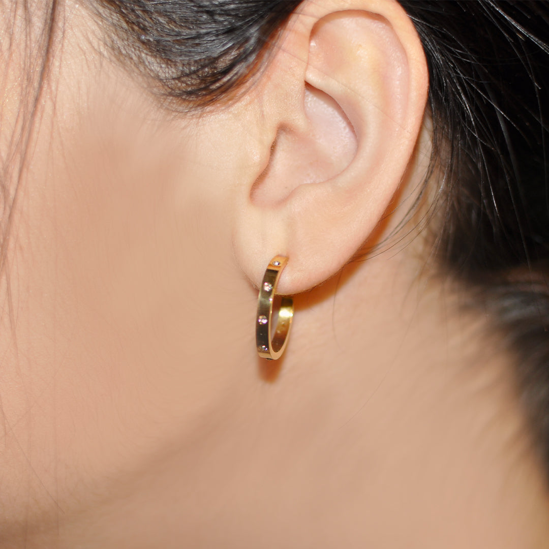 Orecchini a semicerchio color oro con brillantini